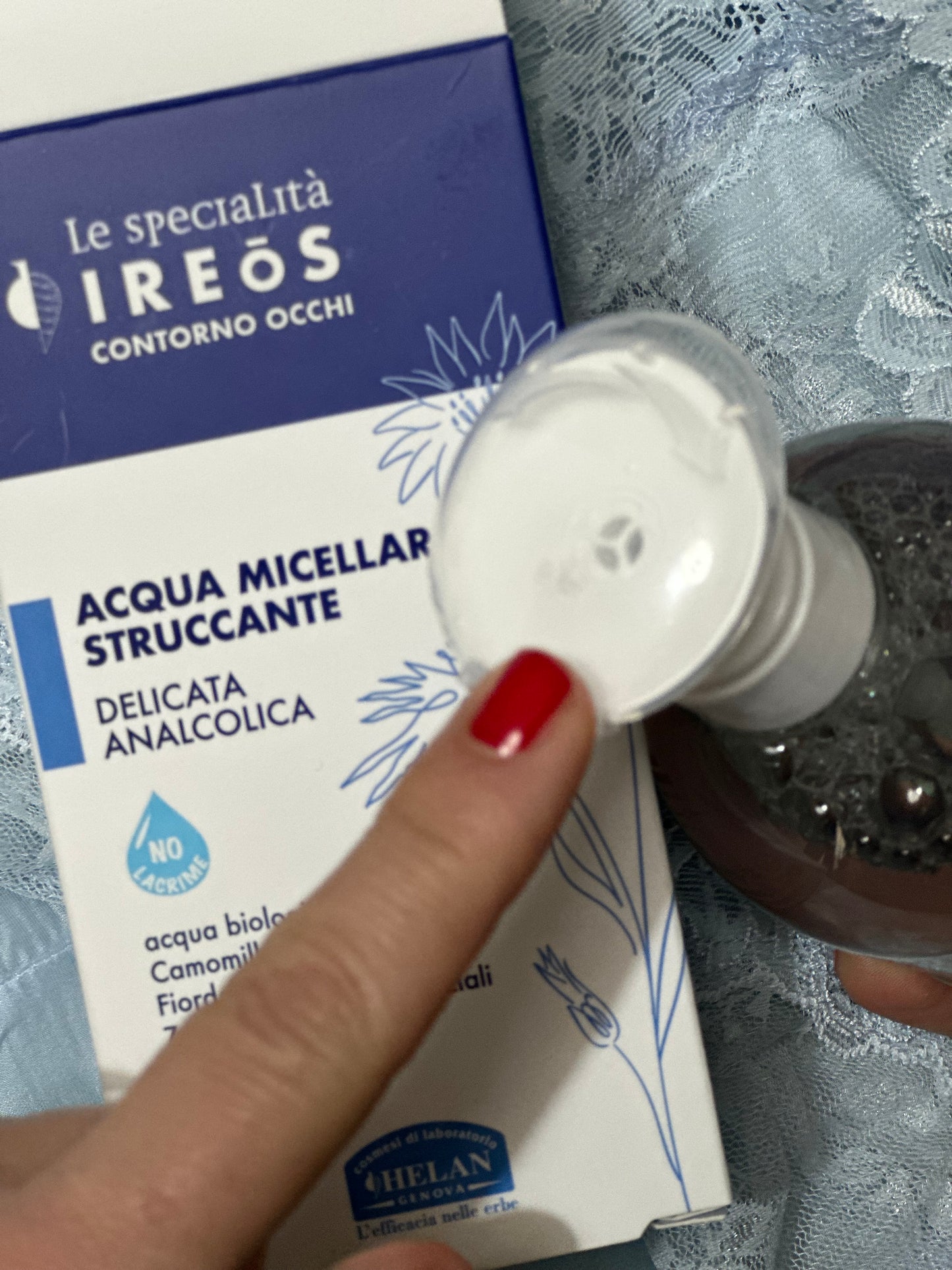 Acqua Micellare Struccante Delicata e analcolica, con azione detergente dall’effetto rinfrescante e lenitivo.
