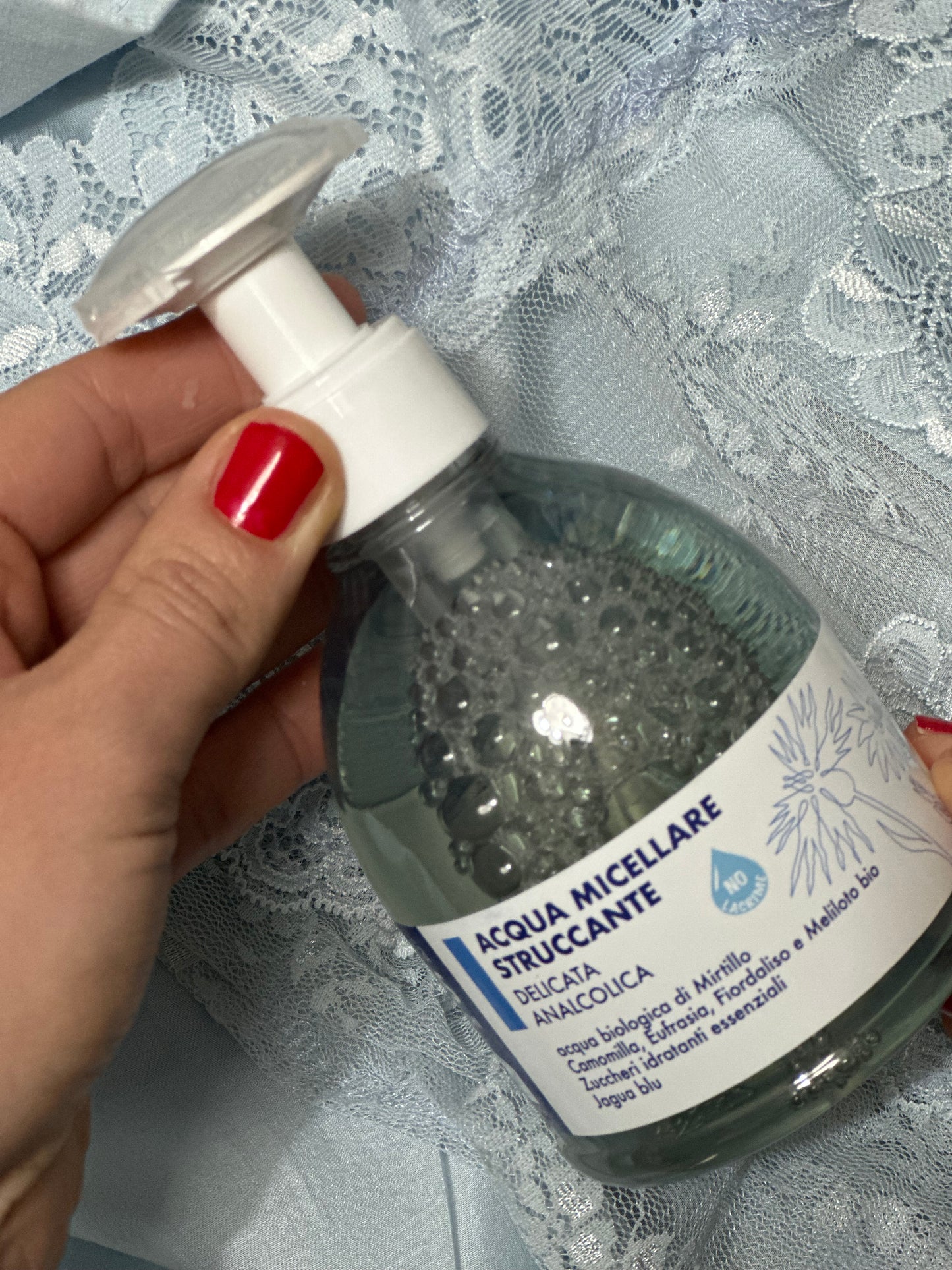 Acqua Micellare Struccante Delicata e analcolica, con azione detergente dall’effetto rinfrescante e lenitivo.
